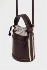 Sac seau marron pour femme avec coutures contrastées et design à porter à la main et à l'épaule