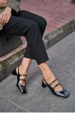 Chaussures à talons ouvertes en cuir verni noir avec détail de bande