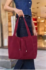 Sac à main et à bandoulière en daim souple avec détails en dentelle bordeaux