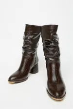 Bottes à talons en crocodile marron pour femme avec détails froncés