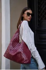 Sac bandoulière en tricot bordeaux à motifs – Look élégant et luxueux