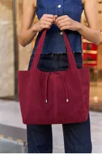 Sac à main et à bandoulière en daim souple avec détails en dentelle bordeaux