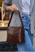 Sac cabas en cuir souple marron crocodile avec bandoulière ajustable
