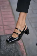 Chaussures à talons ouvertes en cuir verni noir avec détail de bande