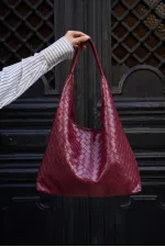 Sac bandoulière en tricot bordeaux à motifs – Look élégant et luxueux