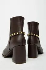 Bottes modernes à talons blocs avec clous dorés marron - Élégantes Bottes modernes à talons blocs avec clous dorés marron - Élégantes