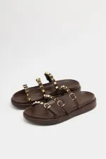 Chaussons tendance marron avec détails clous dorés Chaussons tendance marron avec détails clous dorés