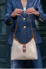 Sac à main et sac à bandoulière crème avec boucle dorée