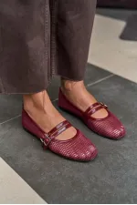 Ballerines à double ceinture et détails en filet rouge bordeaux
