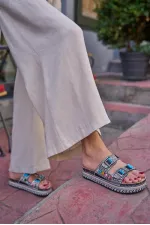 Chaussons à plateforme avec boucle et détails en pierres et perles, noirs