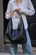 Sac bandoulière noir en tricot à motifs – Look élégant et luxueux