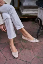 Ballerines à semelle plate et boucle en cuir verni beige