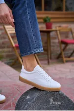 Baskets blanches à semelles rétro détaillées