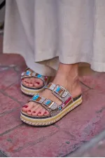 Chaussons à plateforme avec boucle et détails en pierres et perles, beige Chaussons à plateforme avec boucle et détails en pierres et perles, beige