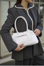 Sac à main et sac à bandoulière rétro avec accessoires dorés, blanc