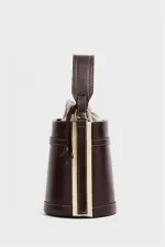 Sac seau marron pour femme avec coutures contrastées et design à porter à la main et à l'épaule