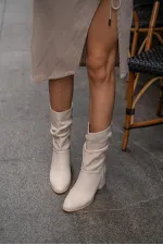 Bottes à talons hauts beiges pour femme avec détails froncés