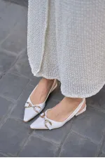 Ballerines blanches détaillées avec accessoires