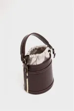Sac seau marron pour femme avec coutures contrastées et design à porter à la main et à l'épaule