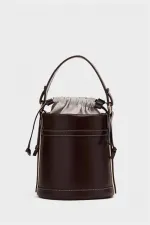 Sac seau marron pour femme avec coutures contrastées et design à porter à la main et à l'épaule