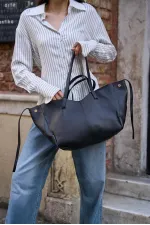Sac à main et à bandoulière détaillé en similicuir noir