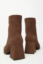 Bottes et bottines à talons plats en daim marron pour femme – Fermeture éclair, style décontracté Bottes et bottines à talons plats en daim marron pour femme – Fermeture éclair, style décontracté