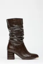 Bottes à talons en crocodile marron pour femme avec détails froncés