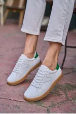 Baskets rétro à semelles détaillées blanches et vertes Baskets rétro à semelles détaillées blanches et vertes