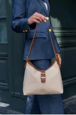 Sac à main et sac à bandoulière crème avec boucle dorée