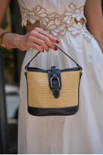 Sac à main et bandoulière moderne en paille noire avec boucle