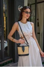 Sac à main et bandoulière moderne en paille noire avec boucle