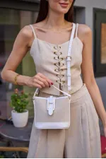 Sac à main et à bandoulière en toile blanche au design moderne avec boucle