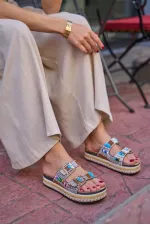Chaussons à plateforme avec boucle et détails en pierres et perles, beige Chaussons à plateforme avec boucle et détails en pierres et perles, beige