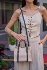 Sac à main et à bandoulière avec boucle et détails en osier, crème-noir Sac à main et à bandoulière avec boucle et détails en osier, crème-noir