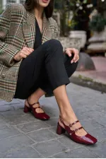 Chaussures à talons ouverts et à bande détaillée en cuir verni bordeaux