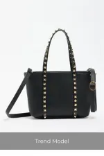 Sac à main et à bandoulière en cuir PU noir pour femme, petit format, avec boucle et détails cloutés Sac à main et à bandoulière en cuir PU noir pour femme, petit format, avec boucle et détails cloutés
