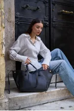 Sac à main et à bandoulière détaillé en similicuir noir