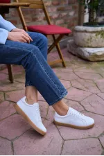 Baskets blanches à semelles rétro détaillées