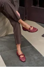 Ballerines à double ceinture et détails en filet rouge bordeaux
