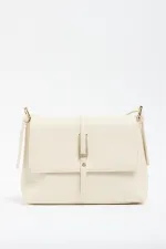 Sac à main et bandoulière crème avec boucle dorée détaillée Sac à main et bandoulière crème avec boucle dorée détaillée