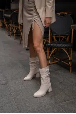 Bottes à talons hauts beiges pour femme avec détails froncés