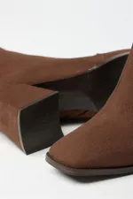 Bottes et bottines à talons plats en daim marron pour femme – Fermeture éclair, style décontracté Bottes et bottines à talons plats en daim marron pour femme – Fermeture éclair, style décontracté