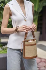 Sac seau en paille beige à main et à bandoulière avec coutures contrastées