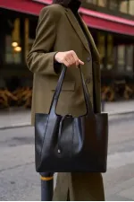 Sac à main et à bandoulière en daim souple avec détails en dentelle noir
