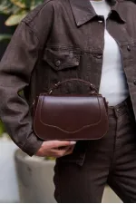 Sac à bandoulière marron avec housse