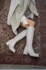 Bottes beiges à talons hauts