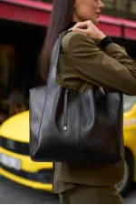 Sac à main et à bandoulière en daim souple avec détails en dentelle noir