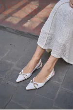 Ballerines blanches détaillées avec accessoires