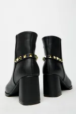 Bottes modernes à talons carrés et clous dorés noirs - Élégantes