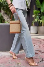 Sac seau en paille beige à main et à bandoulière avec coutures contrastées